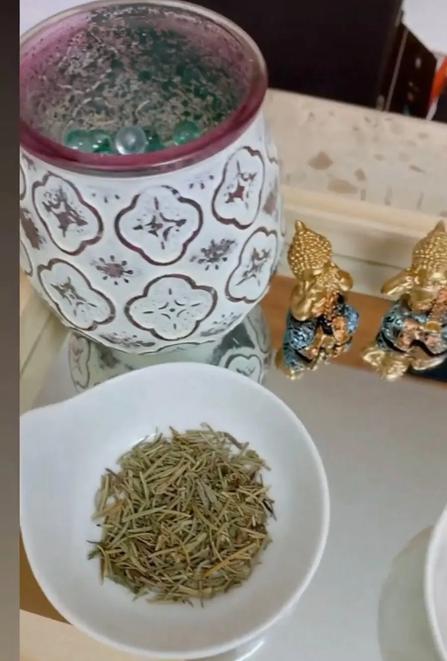 Aromatizador e tigela com alecrim desidratado