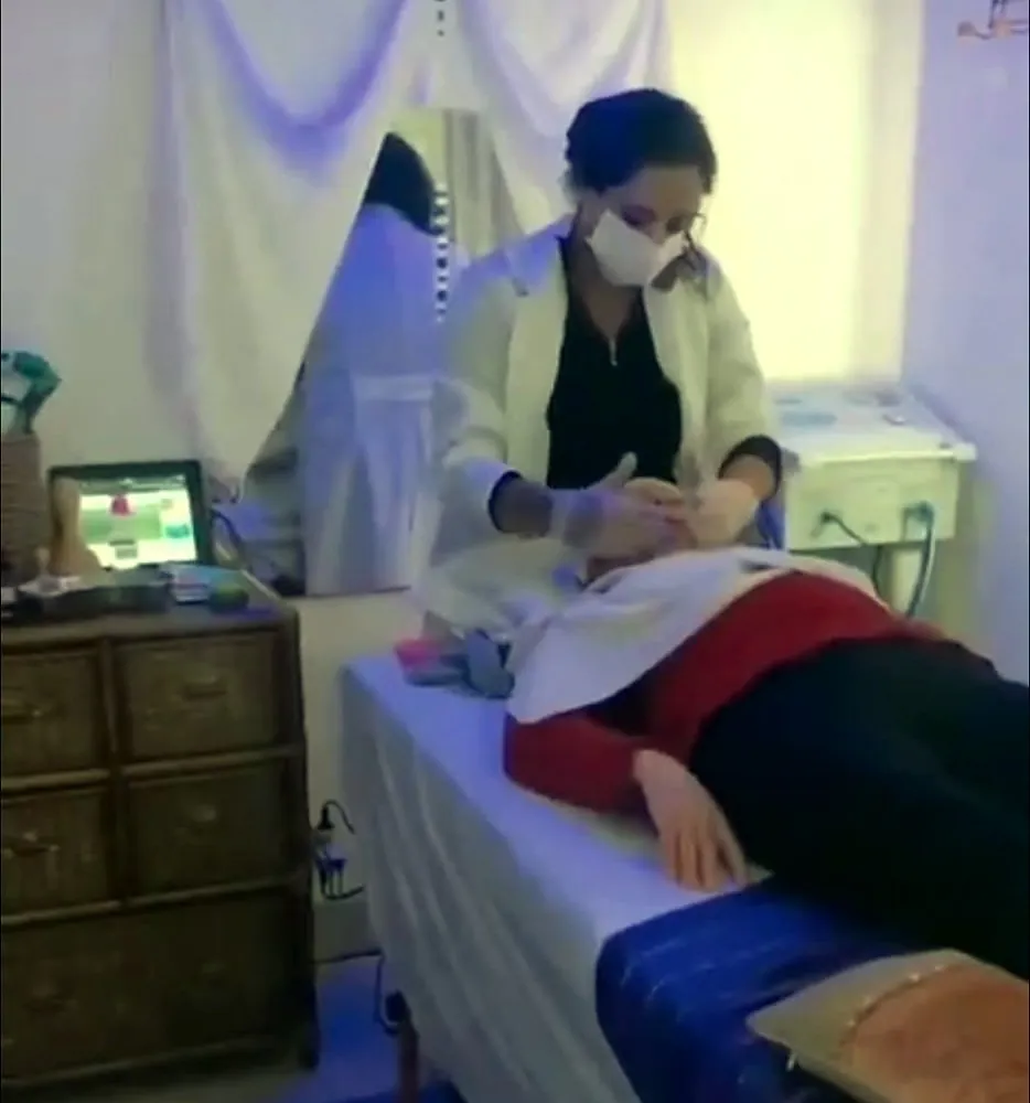 Kelly realizando cuidado facial em cliente durante o Day Spa
