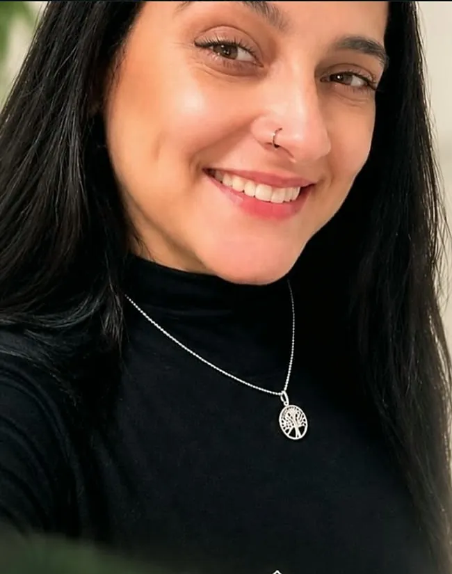 Kelly Jade, fisioterapeuta e massoterapeuta, sorrindo