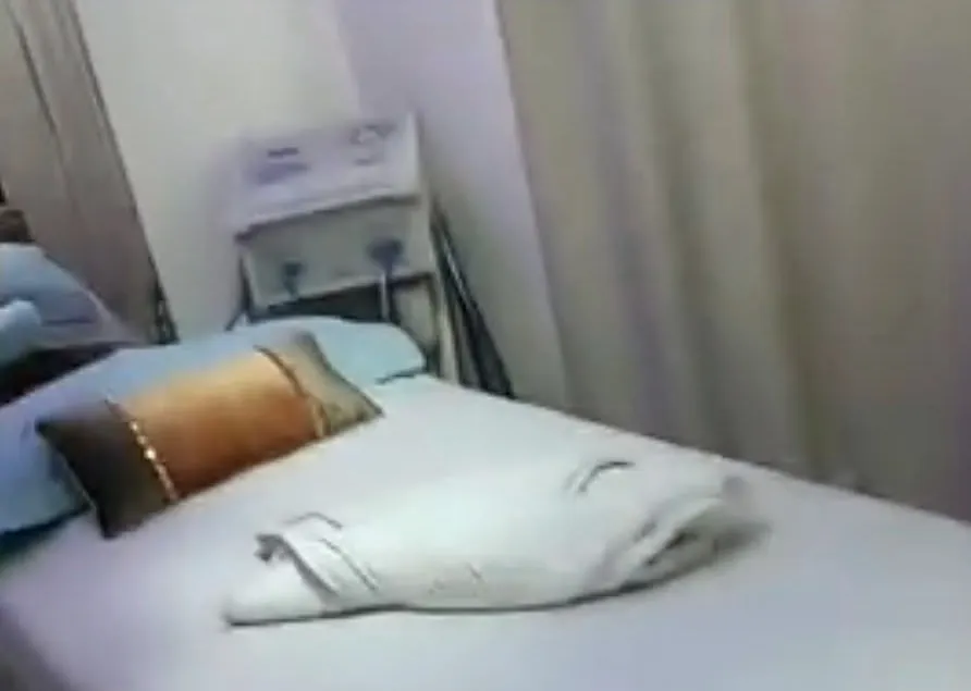 Maca aquecida arrumada com almofada e toalha