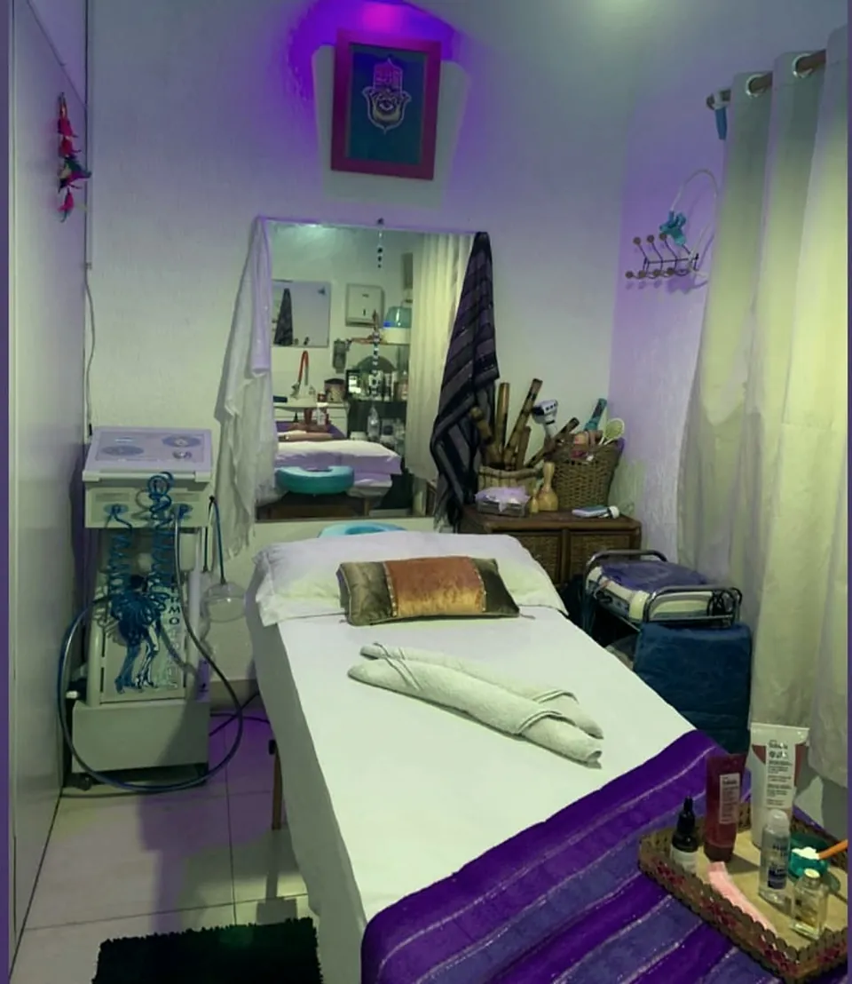 Sala de atendimento com maca, equipamentos e luz suave
